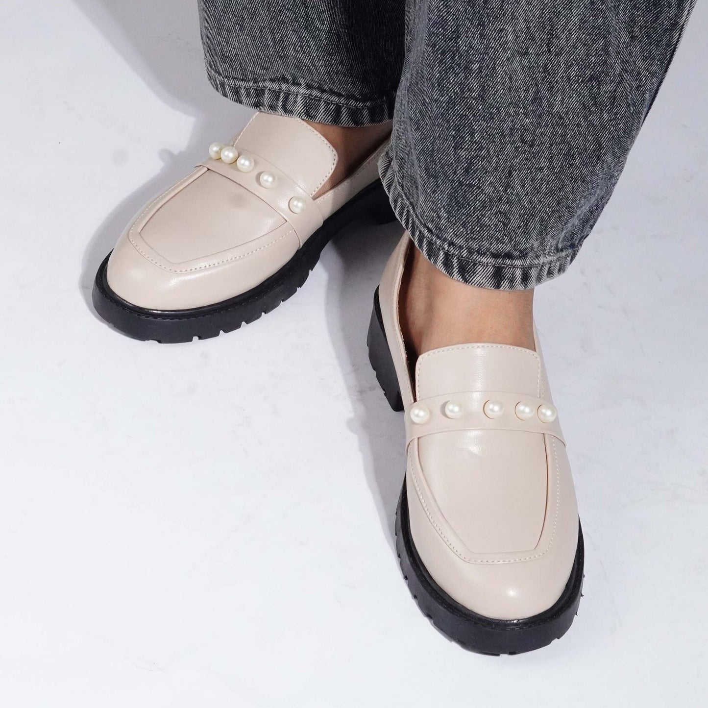 Chunky Pearl Loafers Creme